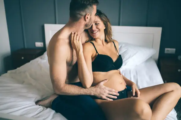 Pozycje seksualne w ciąży - co naprawdę działa i czego unikać