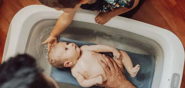 Kąpiel noworodka krok po kroku - jak zrobić to spokojnie?